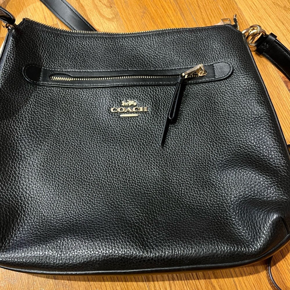 - Great Condition - Barley Used - Black Coach Cross Body / Satchel
